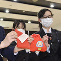 福島県双葉町の町立小学校の紅白幕やカーテンを使い、リメークした（左から）ふくさ、巾着袋、ペンケース＝25日、双葉町