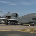 米国の無人偵察機グローバルホーク＝2018年10月、イタリア南部（米国空軍提供・AP＝共同）