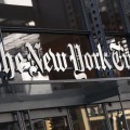 米ニューヨーク・タイムズのビルの看板＝2021年5月、ニューヨーク（AP＝共同）