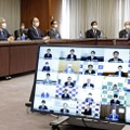 テレビ会議方式で開かれた日銀の支店長会議。左端は黒田総裁＝12日午前、日銀本店