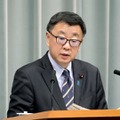 記者会見する松野官房長官＝18日午後、首相官邸