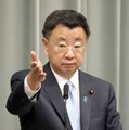 記者会見する松野官房長官＝19日午前、首相官邸