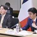 テレビ会議形式でフランスとの外務・防衛閣僚協議に臨む林外相（左）と岸防衛相＝20日夜、外務省（代表撮影）