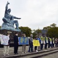 長崎市の平和公園で開かれた、核兵器禁止条約の発効から1年を記念する集会＝22日午前