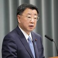 記者会見する松野官房長官＝2日午前、首相官邸