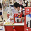 大阪市内の家電量販店で「ニンテンドースイッチ」を購入する男性（左）＝2021年10月