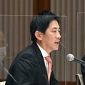 経団連の十倉雅和会長と会談する小林経済安保相＝7日午前、東京都千代田区