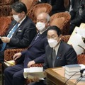 衆院予算委に臨む岸田首相（右）＝7日午前