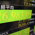 2万7000円を割り込んだ日経平均株価を示すモニター＝14日午前、東京・東新橋