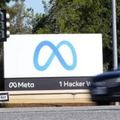メタ本社に掲げられたロゴマーク＝2021年10月、米カリフォルニア州（AP＝共同）