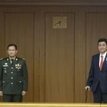 カンボジアのフン・マネット陸軍司令官（左）との会談に臨む岸防衛相＝15日午後、防衛省