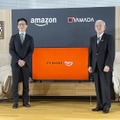 テレビの新製品を発表したヤマダホールディングスの山田昇会長兼社長（右）とアマゾンジャパンのジャスパー・チャン社長＝17日、東京都品川区