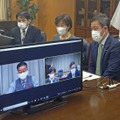 大阪市の松井一郎市長（画面左）とオンラインで意見交換する堀内ワクチン相（中央）＝18日午前、東京都千代田区