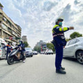 台湾の大規模停電で交通整理する警察官＝3日、台北（中央通信社＝共同）