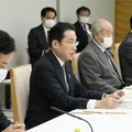 経済財政諮問会議であいさつする岸田首相（左から2人目）＝3日午後、首相官邸