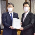 古川法相（左）に要望書を手渡す熊本市の大西一史市長＝9日午後、法務省