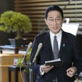 記者団の取材に応じる岸田首相＝11日午前、首相官邸