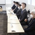 記者会見する拉致被害者家族会の横田早紀江さん（手前）ら＝13日午後、東京都港区