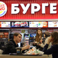 モスクワの「バーガーキング」で食事する人たち＝10日（タス＝共同）