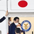 G7首脳会合に出席するためベルギーへ向けて出発する岸田首相＝23日午後11時29分、羽田空港