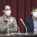 北海道の控訴を受け、札幌市内で記者会見する原告の大杉雅栄さん（左）ら＝1日午後