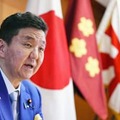 インタビューに答える岸防衛相＝4日午前、防衛省