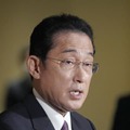 取材に応じる岸田首相＝7日夕、首相官邸