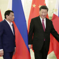 2019年、会談に臨むフィリピンのドゥテルテ大統領（左）と中国の習近平国家主席＝北京の人民大会堂（共同）