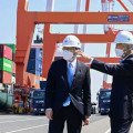 神戸港のコンテナターミナルを視察する岸田首相（左）＝9日午後、神戸市（代表撮影）