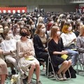 日本経済大の入学式に出席した、避難民となったウクライナ人学生＝12日午前、福岡県筑紫野市