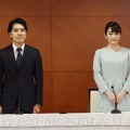 昨年10月、結婚の記者会見が終わり、あいさつする小室圭さんと眞子さん＝東京都内のホテル