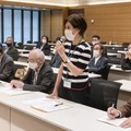 水俣病の患者・被害者団体と国会議員有志の会合で発言するアイリーン・美緒子・スミスさん＝19日午前、東京都内