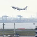 国外追放の外交官らを乗せ、羽田空港を離陸するロシア政府専用機＝20日午後