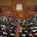 パスポートをオンライン申請できるようにする改正旅券法を可決した参院本会議＝20日午前