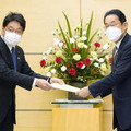 自民党の小野寺五典安全保障調査会長から「国家安全保障戦略」など3文書改定に向けた提言を受け取る岸田首相（右）＝27日午後、首相官邸