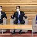 閣議に臨む（左から）林外相、岸田首相、野田地方創生相＝28日午前、首相官邸