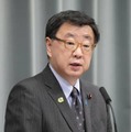 記者会見する松野官房長官＝28日午前、首相官邸