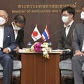 タイのチャルームチャイ農業・協同組合相（右端）と会談する金子農相（左端）＝5日、バンコク（共同）
