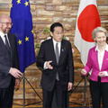 定期首脳協議を前に、記念撮影で笑顔の（左から）EUのミシェル大統領、岸田首相、フォンデアライエン欧州委員長＝12日午前、首相官邸