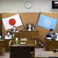 熱海市議会の百条委員会に臨む委員ら＝12日午前、静岡県熱海市