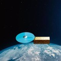 3Dプリンターを使い、宇宙空間で人工衛星アンテナを製造するイメージ（三菱電機提供）