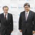 会談を前に写真撮影に応じる萩生田経産相（右）とIAEAのグロッシ事務局長＝18日午後、経産省