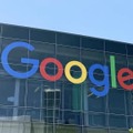 米グーグル本社に掲げられたロゴ＝カリフォルニア州マウンテンビュー（共同）