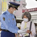 JR平塚駅前で通行人に情報提供を呼びかける神奈川県平塚署の飯塚博史署長（左）＝20日午前