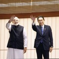 迎賓館の池のコイに餌を与え、笑顔を見せる岸田首相（右）とインドのモディ首相＝24日午後、東京・元赤坂