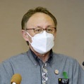 記者会見する沖縄県の玉城デニー知事。「ゼレンスキー」発言について陳謝した＝25日午後、県庁