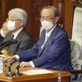 衆院本会議に臨む細田議長＝27日午後