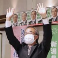 新潟県知事選で再選を決め、万歳する花角英世氏＝29日夜、新潟市中央区