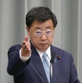 記者会見する松野官房長官＝31日午前、首相官邸