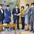 細田博之衆院議長（中央）に申し入れする野党議員＝3日午前、衆院議長公邸（立憲民主党提供）
